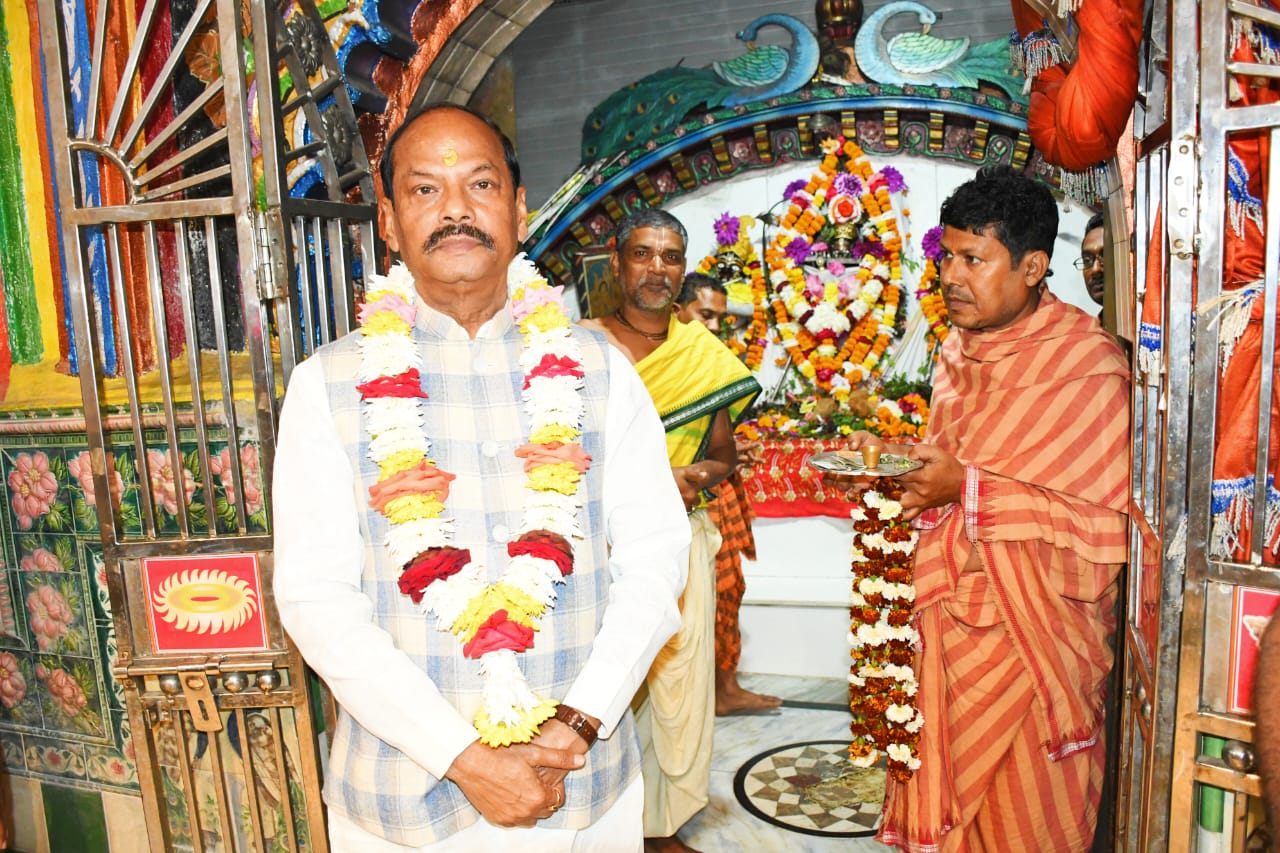 The Hon'ble Governor visited the Sri Sri Khira Chora Gopinathjiu Temple in Baleswar and prayed for Odisha's happiness, peace, and prosperity on 02-02-2024