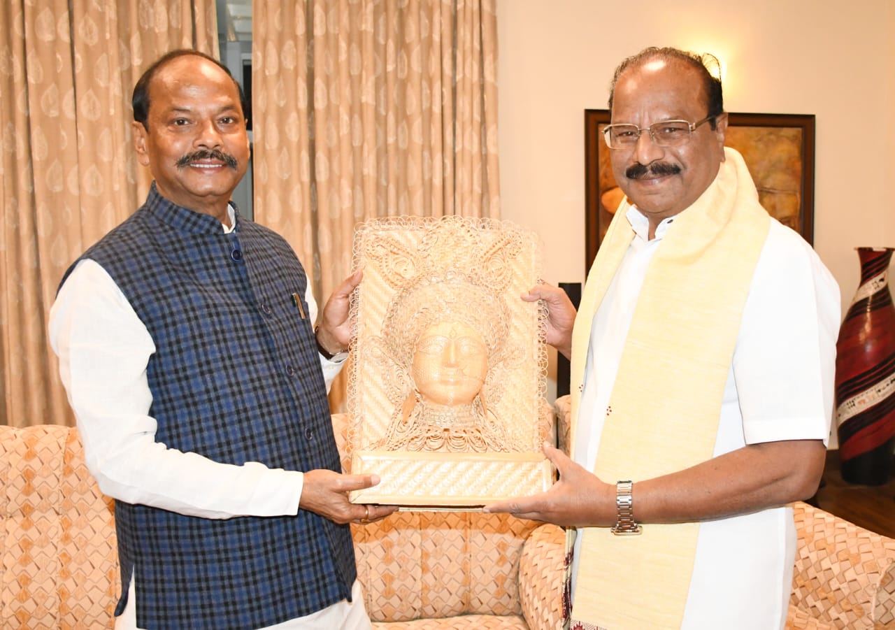 Hon'ble Governor of Tripura Shri N. Indrasena Reddy paid a courtesy call to Hon'ble Governor Shri Raghubar Das in the Raj Bhavan, Bhubaneswar on 16-02-2024